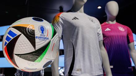 DFB-Trikots und EM-Spielball: Adidas ist ab 2027 nicht mehr Ausrüster der deutschen Nationalmannschaften.