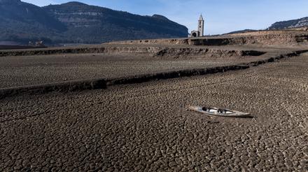 Ein verlassenes Kanu liegt auf dem rissigen Boden des Sau-Stausees etwa 100 Kilometer nördlich von Barcelona. Die nordöstliche Region in Katalonien ist schwer von der Trockenheit betroffen. (Archivbild). 