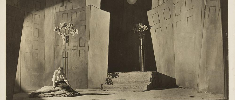 Fahler Mond. Das Bühnenbild der ersten Inszenierung von Bertolt Brechts „Trommeln in der Nacht“ an den Münchner Kammerspielen (1922). Im Dezember wurde das Stück dann auch am Deutschen Theater Berlin aufgeführt – und nach wenigen Wochen abgesetzt.  