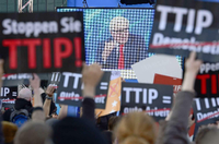 Demonstranten halten am 04.06.2015 in München (Bayern) bei einer Demonstration gegen den G7-Gipfel ein Schild mit dem Schriftzug "TTIP - einer gewinnt - viele verlieren". Foto: dpa