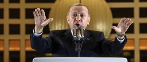 Präsident Erdogan spricht nach seinem Sieg vor seinen Anhängern in Ankara.