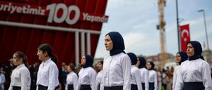 Türkische Jugendliche während einer Geburtstagsparade am 29. Oktober 2023.