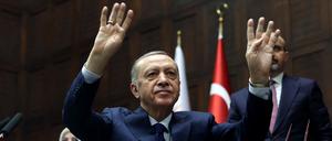 Recep Tayyip Erdogan ließ sich am Mittwoch von der Parlamentsfraktion seiner AKP feiern.