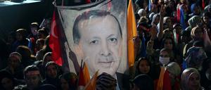 Anhänger des türkischen Präsidenten Recep Tayyip Erdogan halten nach Schließung der Wahllokale ein Plakat mit seinem Konterfrei vor der AKPO-Zentrale in die Höhe.
