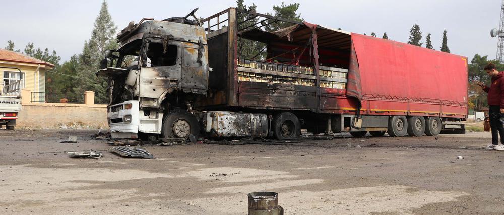 Ein ausgebrannter Lkw im türkischen Karkamis, nachdem er von einer aus Syrien abgefeuerten Rakete getroffen wurde. 