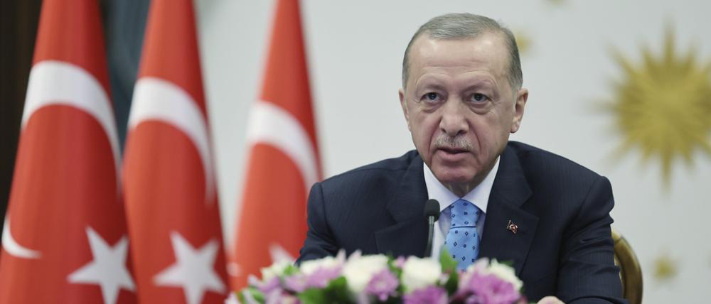Dieses vom türkischen Präsidialamt veröffentlichten Foto zeigt Recep Tayyip Erdogan, Präsident der Türkei, der im Präsidentenpalast das erste türkische Kernkraftwerk über eine Videokonferenz einweiht. 