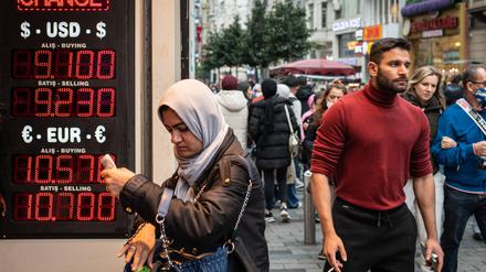  Die türkische Lira ist durch Erdogans Finanzpolitik seit Jahren im freien Fall. Hier eine Szene aus Istanbul vom Herbst 2021.