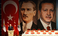 Der türkische Präsident Erdogan mit einem Bildnis des Staatsgründers Kemal Atatürk. Foto: Shutterstock