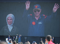 Recep Tayyip Erdogan und seine Ehefrau Emine bei einer Flugshow am im Bau befindlichen neuen Flughafen von Istanbul. Foto: REUTERS/Umit Bektas
