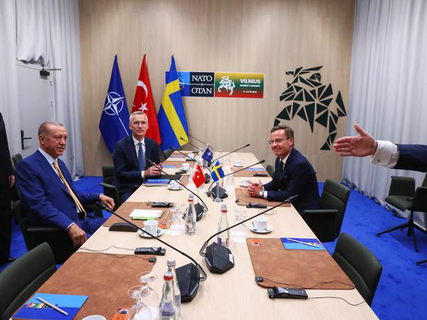 Nato-Generalsekretär Jens Stoltenberg, der türkische Präsident Tayyip Erdogan und der schwedische Ministerpräsident Ulf Kristersson bei Gesprächen im Vorfeld des Nato-Gipfels in Vilnius.