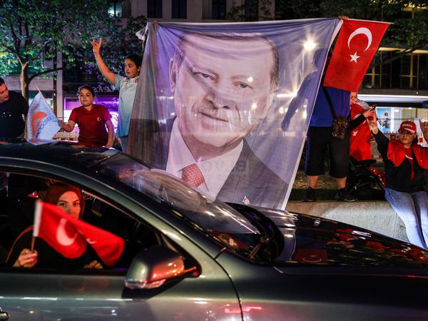 Autokorso von Erdogan-Anhängern auf dem Kurfürstendamm.