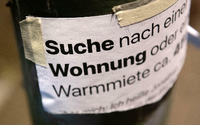 Berlin: "Suche Wohnung" steht auf dem Zettel an einer Laterne in Berlin. Foto: Paul Zinken/dpa