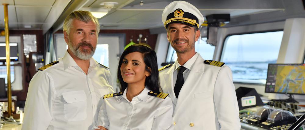 Das „Traumschiff“ mit Dr. Delgado (Collien Ulmen-Fernandes), Kapitän Max Parger (Florian Silbereisen, rechts) und Staffkapitän Martin Grimm (Daniel Morgenroth) an Bord.