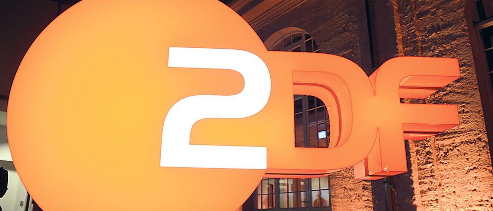 Das beleuchtete Logo des ZDF, aufgenommen am 27.03.2013 in Berlin.