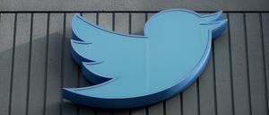 Das Logo des sozialen Netzwerks Twitter ist an einem Gebäude der Firmenzentrale zu sehen.  