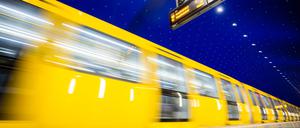 ARCHIV - 01.10.2022, Berlin: Eine U-Bahn fährt am U-Bahnhof Museumsinsel ein. (zu dpa: «BVG nimmt Vorbestellungen für 49-Euro-Ticket an») Foto: Christoph Soeder/dpa +++ dpa-Bildfunk +++
