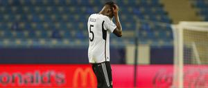 Kopfschmerzen. U-21-Kapitan Yann-Aurel Bisseck nach der Niederlage gegen Tschechien.