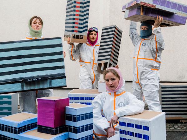 Diese Häuser sollen abgerissen werden. Das Künstlerkollektiv ufo ufo hat sie aus Pappe nachgebaut.