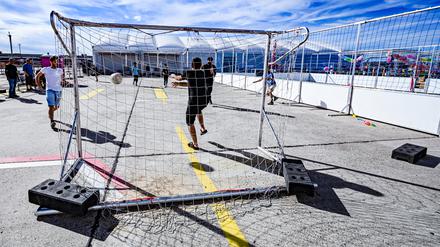 Eine Sport-Möglichkeit für junge Flüchtlinge im Ukraine-Ankunftszentrum auf dem ehemaligen Flughafen Tegel.
