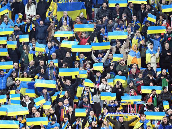 Viele Zuschauer hielten vor und während des Spiels in Leverkusen Ukraine-Flaggen hoch.