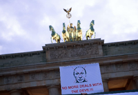 Ein Schild bei der Solidaritäts-Demonstration für die Ukraine am Brandenburger Tor. Foto: Paul Zinken/dpa
