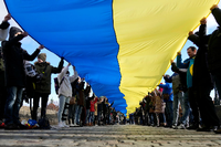 Demonstration mit einer ukrainischen Nationalflagge in Prag Foto: dpa/AP/Petr David Josek