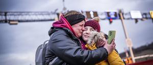 Przemysl in Polen: Zwei Tage nach dem Angriff Russlands auf die Ukraine hält eine Frau weinend ein geflüchtetes ukrainisches Mädchen im Arm. 