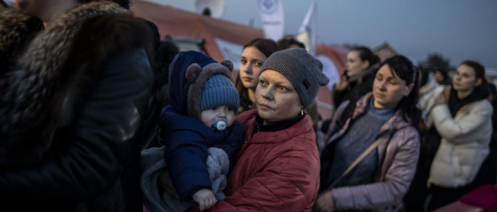 Verzweifelt. Frauen aus der Ukraine warten mit ihren Kindern warten kurz hinter der Grenze zur Ukraine, darauf, von Helfern in Empfang genommen zu werden. 