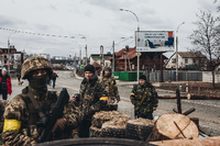 Die Ukraine ist für ihre Verteidigung auf Waffenhilfe angewiesen; Kontrollpunkt in Irpin. Foto: Diego Herrera/EUROPA PRESS/dpa