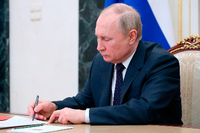 Russlands Präsident Wladimir Putin könnte sein Land mit dem Krieg in der Ukraine in eine Staatspleite lenken. Uncredited/Russian Presidential Press Service/dpa