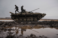Ukrainische Soldaten beziehen Position an der Frontlinie in der Region Donezk (Archivbild). Foto: dpa/AP/Andriy Andriyenko
