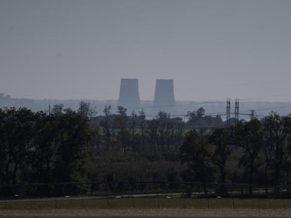 Das Kernkraftwerk Saporischschja ist aus einer Entfernung von etwa zwanzig Kilometern zu sehen. 