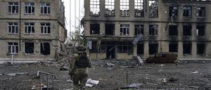 Bomben detonieren, Schüsse knallen, Gebäude stürzen ein. Der Krieg, hier ein ukrainischer Soldat in der Region Donezk, ist ohrenbetäubend. Nicht aber für Gehörlose.