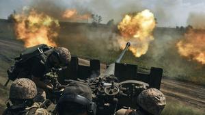 Ukrainische Soldaten feuern eine Kanone in der Nähe von Bachmut ab, einer Stadt im Osten des Landes, in der heftige Kämpfe gegen russische Truppen stattgefunden haben.