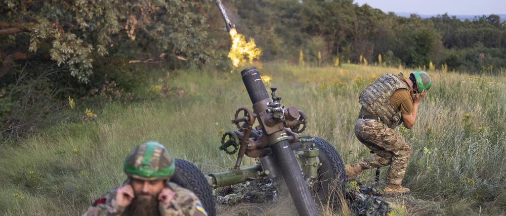 Ukrainische Soldaten der 3. Sturmbrigade feuern eine 122-mm-Haubitze auf russische Stellungen an der Frontlinie in der Nähe von Bachmut.