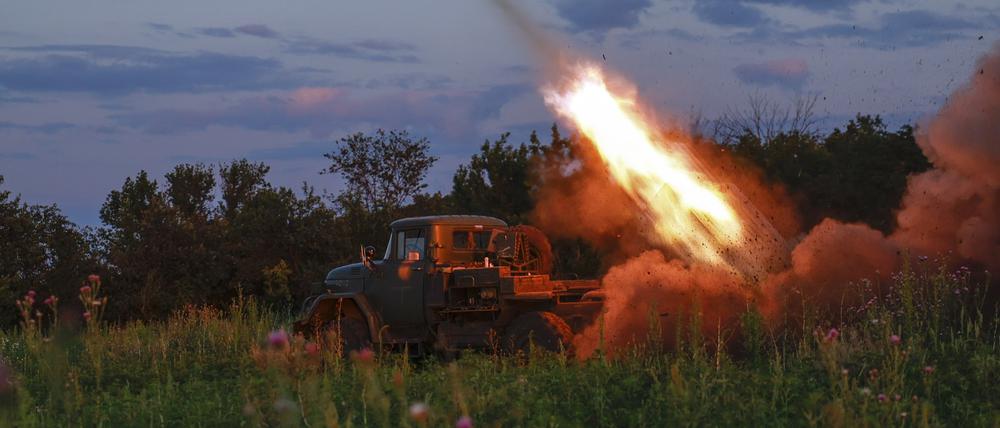 12.07.2023, Ukraine, Bachmut: Ein Mehrfachraketenwerfer der ukrainischen Armee feuert Raketen auf russische Stellungen an der Frontlinie in der Nähe von Bachmut. Foto: Roman Chop/Roman Chop/AP +++ dpa-Bildfunk +++