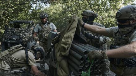 20.08.2023, Ukraine, Bachmut: Ukrainische Soldaten der 28. Brigade bereiten ein Mini-Mehrfachraketen-System an der Frontlinie in der Nähe von Bachmut vor. Foto: LIBKOS/AP/dpa +++ dpa-Bildfunk +++