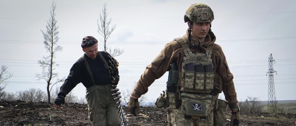 Ukrainische Soldaten tragen Munition an der Frontlinie.