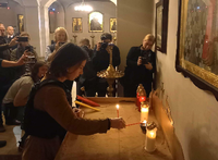 Außenministerin Annalena Baerbock entzündet eine Kerze für die Opfer in einer Kirche in Butscha. Foto: dpa/Andreas Stein