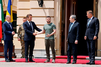 Hat von seinem Gastgeber angeblich keinen Wunsch nach Panzern gehört: Kanzler Olaf Scholz (links) und Präsident Emmanuel Macron (rechts) mit Wolodymyr Selenskyj in Kiew. Foto: Kay Nietfeld/dpa