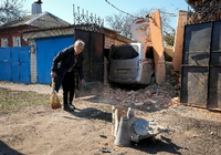 Ein Mann in Trümmern nahe eines Wohnhauses in Charkiw. Foto: Carol Guzy/ZUMA Press Wire/dpa
