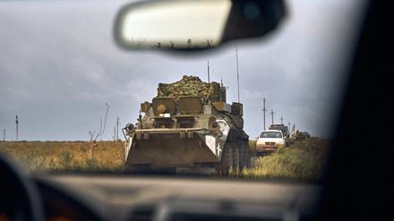 Ukrainische Militärfahrzeuge fahren auf einer Landstraße in dem befreiten Gebiet in der Region Charkiw.