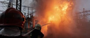 Feuerwehrleute versuchen am 22. März, einen Brand in einem Elektrizitätswerk nach einem russischen Angriff zu löschen.