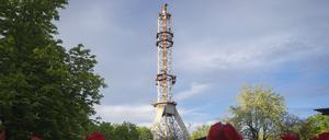 Ein Blick auf den Fernsehturm, der nach dem Einschlag einer russischen Rakete in zwei Teile zerbrochen ist. 