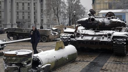 Menschen gehen an einer Ausstellung zerstörter russischer Panzer und gepanzerter Fahrzeuge vorbei, nachdem es in der Innenstadt geschneit hat.
