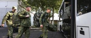 Russische Rekruten steigen in einen Bus in der Nähe eines militärischen Rekrutierungszentrums.