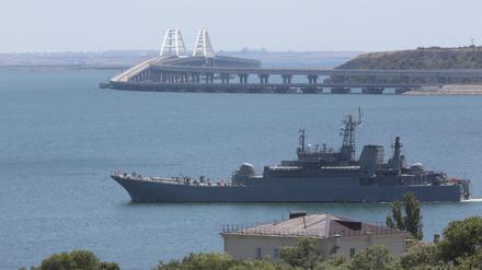 Blick auf ein großes Landungsschiff des russischen Militärs, das Autos und Menschen zwischen der Krim und Taman transportiert, da die Krim-Brücke, die das russische Festland und die Halbinsel Krim über die Straße von Kertsch verbindet, beschädigt ist. (Symbolfoto)