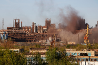 Rauch steigt während des Beschusses aus dem Stahlwerk Azovstal in Mariupol auf. Foto: dpa/Alexei Alexandrov/AP