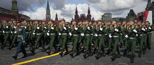 Mai 2022: Russische Soldaten marschieren bei der Militärparade zum „Tag des Sieges“ durch Moskau. 