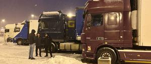 Ukrainische Lkw-Fahrer warten auf die Rückfahrt von Polen in die Ukraine. 